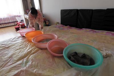 三亚楼上漏水，住户失联，小区没物管，业主维权难！律师来支招……